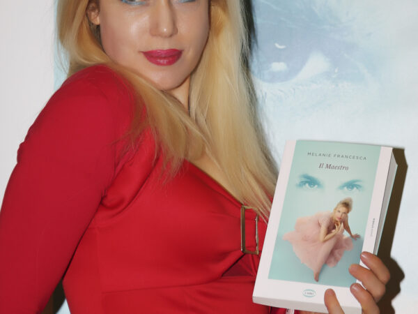 MELANIE FRANCESCA standing ovation per la giornalista, autrice del libro “Il maestro”