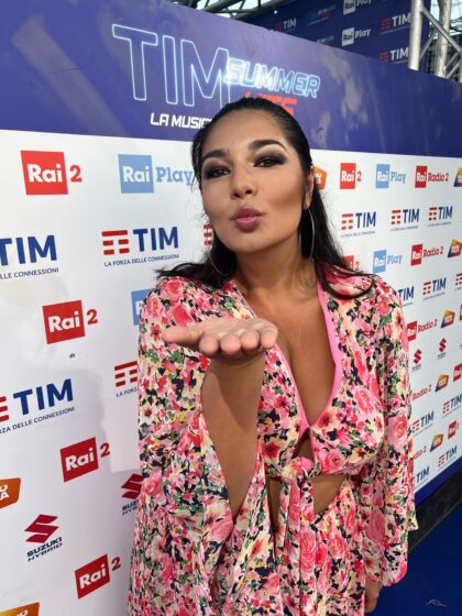 Elisa D’Ospina sul palco di Rimini al TIM Summer Hits “Esperienza esaltante”