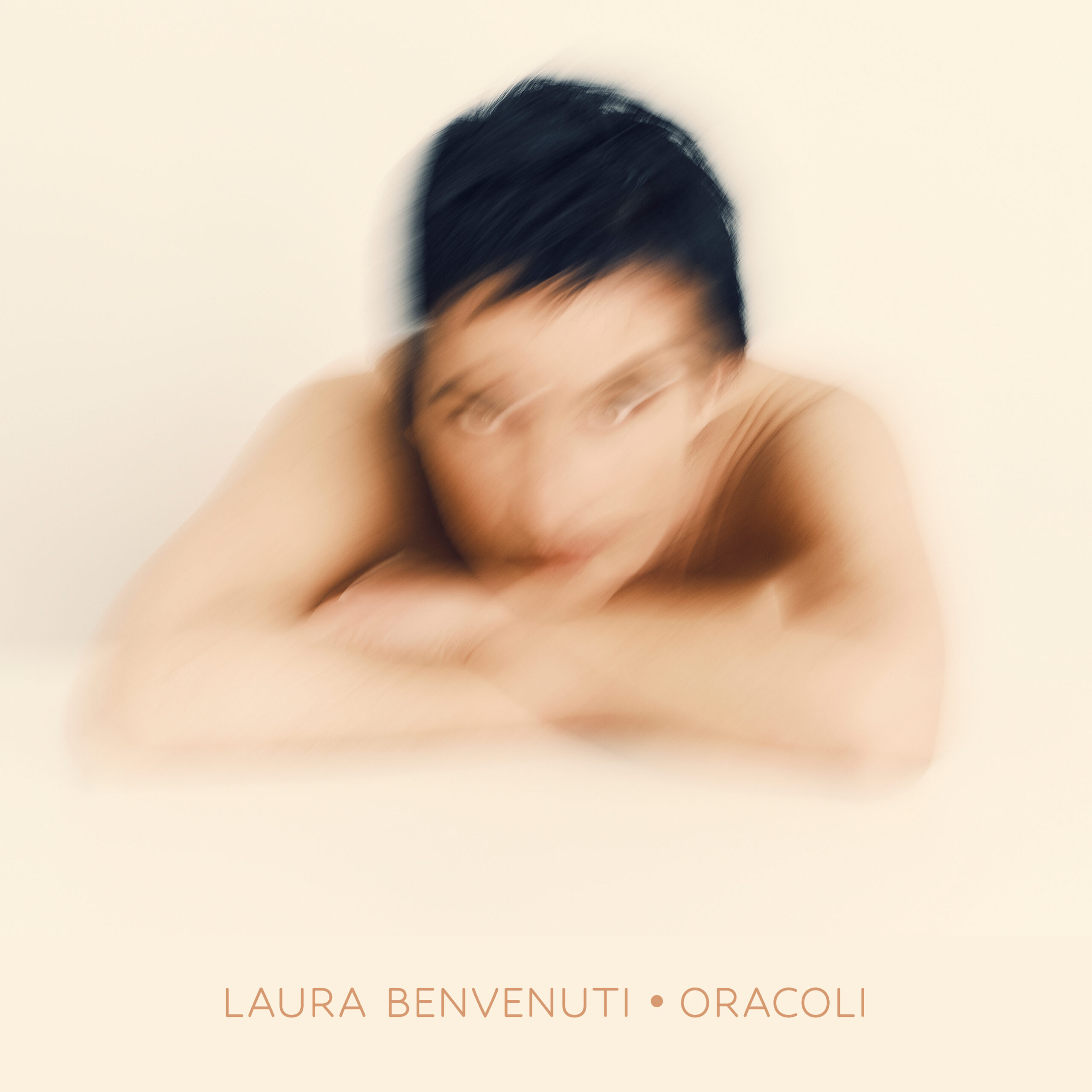 LAURA BENVENUTI,CANTAUTRICE, presenta il nuovo brano “ORACOLI”