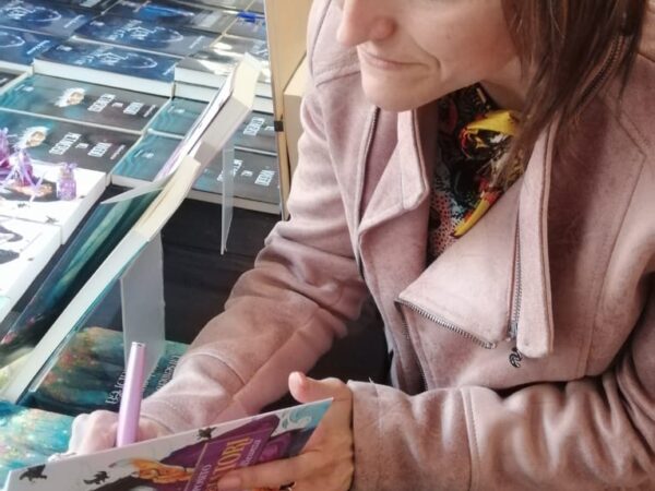 LIA ESPOSITO presenta il suo libro “I CACCIATORI Lo scettro dell’alleanza” edito PAV